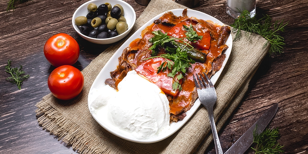 Iskender Kebap Nedir? Yoğurt ve Tereyağlı Döner Lezzeti