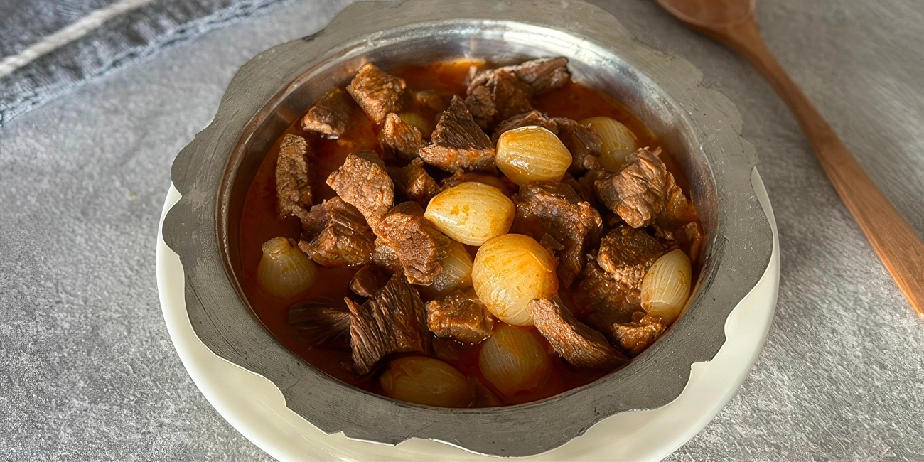 Soğan Yahnisi Nedir? Karamelize Soğanlı Et Yemeği